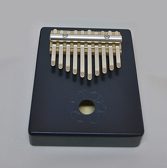 KMKr-2-BL Escudo Калимба, резонаторная, 10 язычков, трапеция, синяя, Мозеръ KMKr-2-BL Escudo Калимба, резонаторная, 10 язычков, трапеция, синяя, Мозеръ